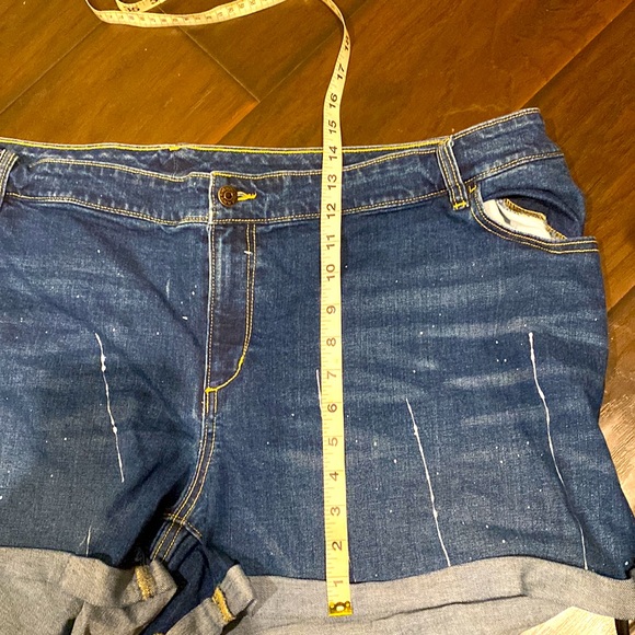 Old Navy Plus Size Denim Jean Shorts Paint Splatter Distressed size 24 Regular - Picture 6 of 6